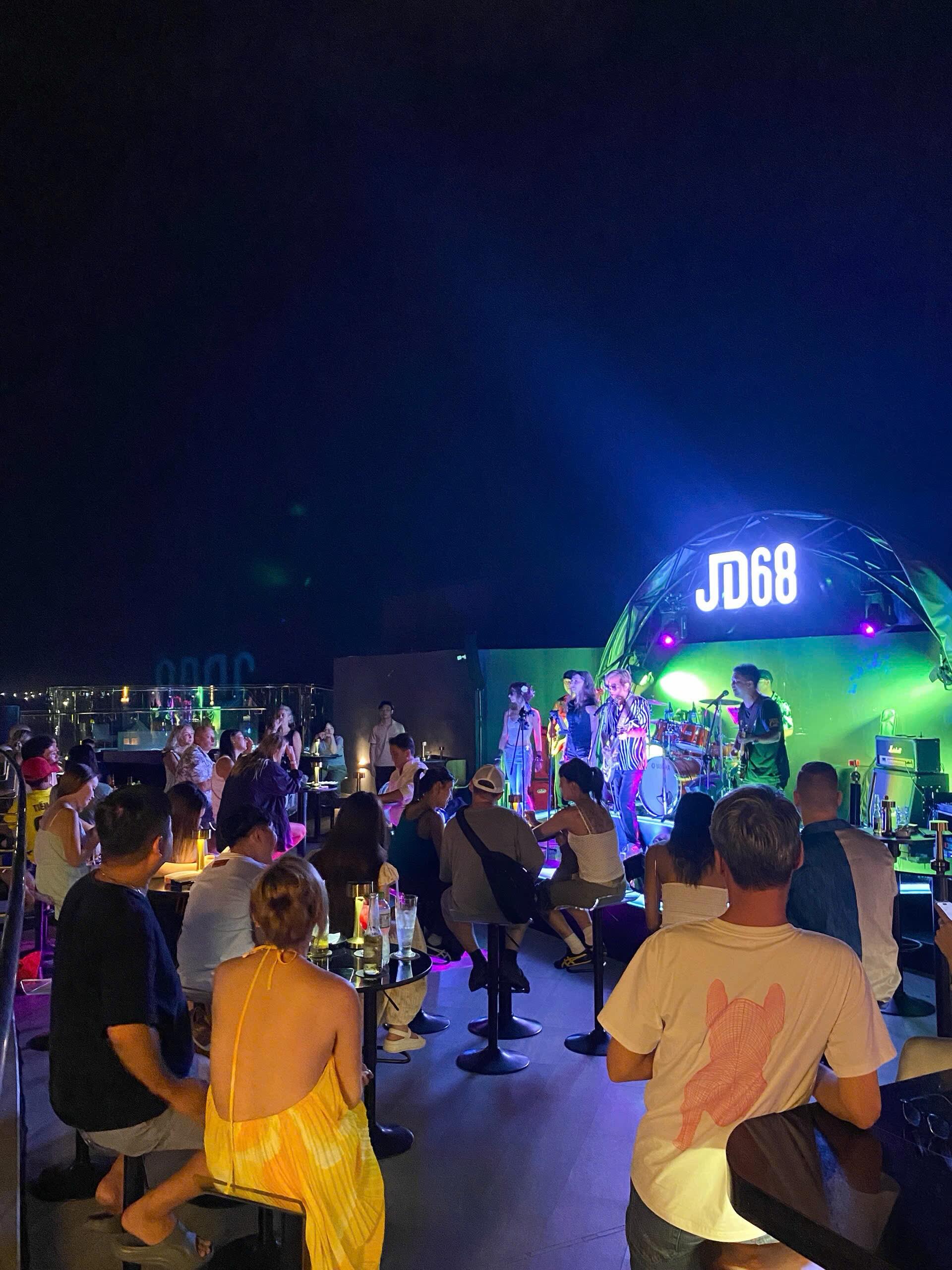 Гости смотрят live band на rooftop JD68.